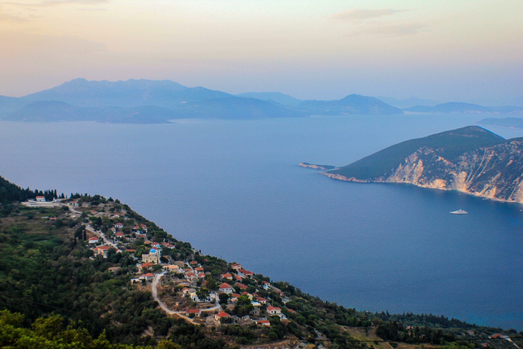 Το χωριό Εξωγή και η θέα προς το Ιόνιο