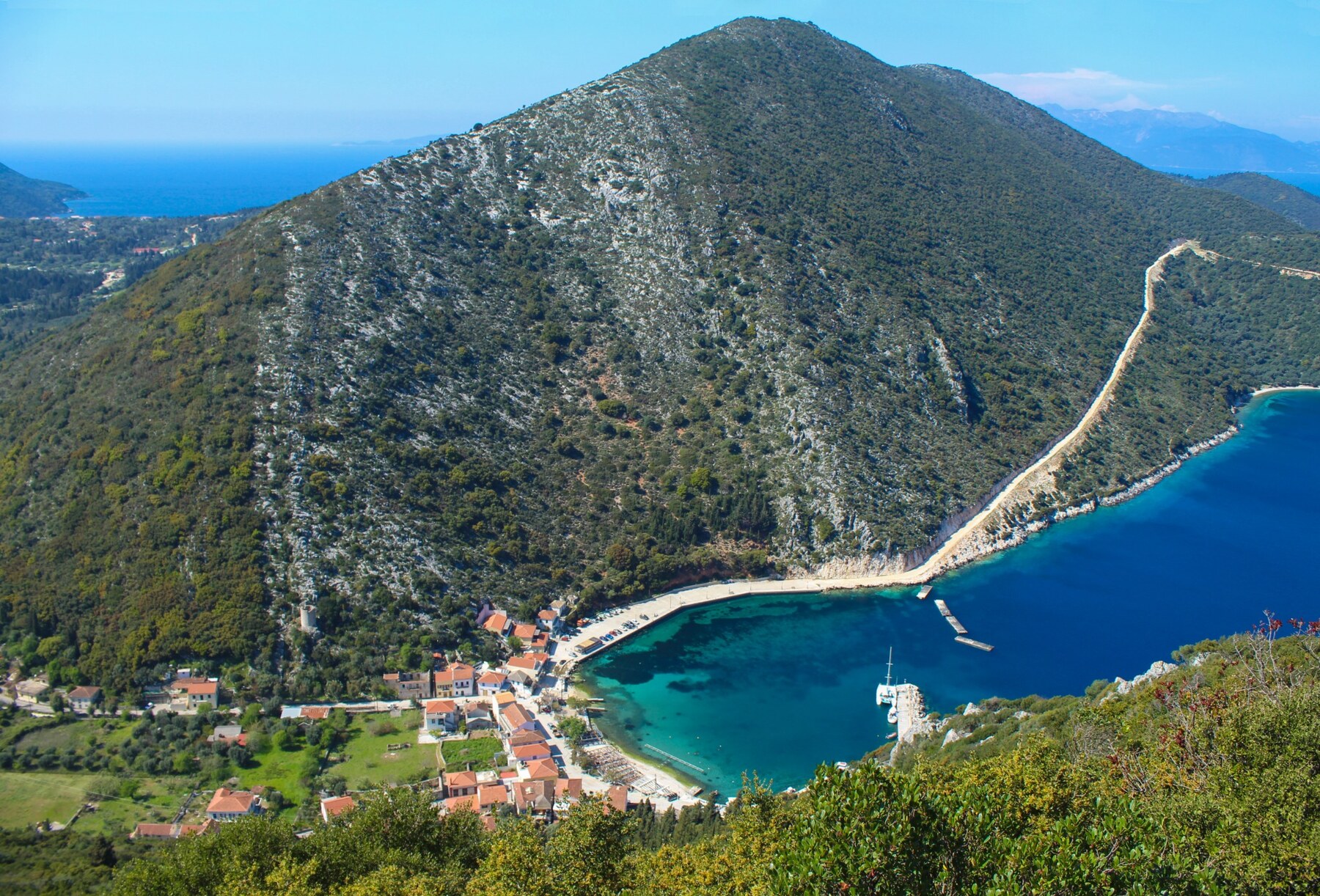 Πανοραμική θέα στο λιμάνι και τον οικισμό στις Φρίκες