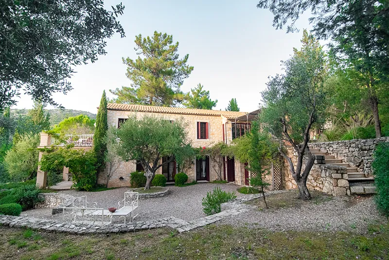 Villa Loutsa — 4
