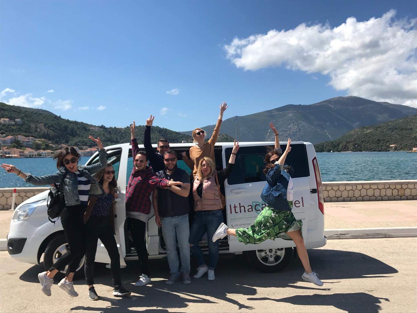 Επισκέπτες δίπλα στο βαν της Ithaca Travel κατά την εκδρομή στην Ιθάκη