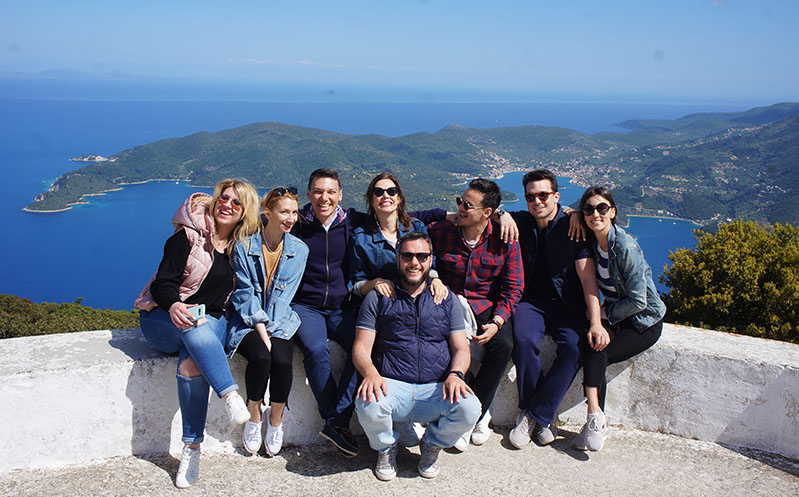 Επισκέπτες απολαμβάνουν τη θέα στην Καθάρα της Ιθάκης