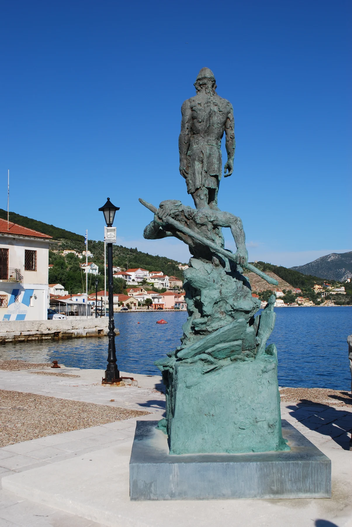 Το άγαλμα του Οδυσσέα με φόντο το λιμάνι του Βαθιού