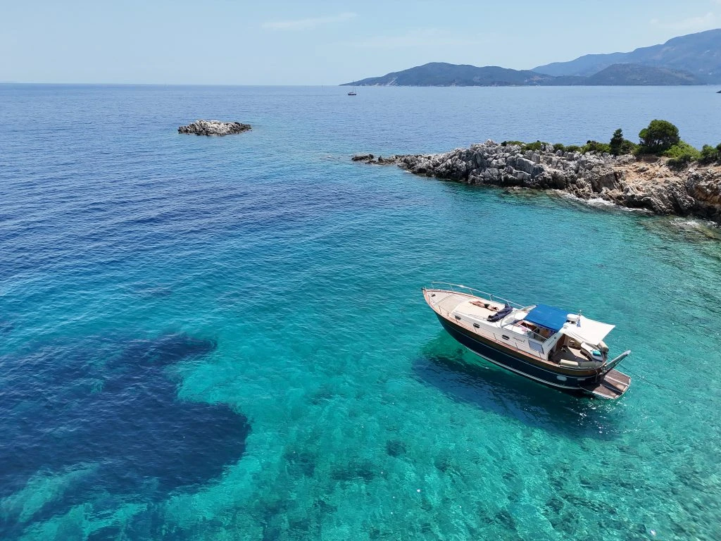 Το Apreamare της Odyssey Boats δίπλα στην ακτογραμμή