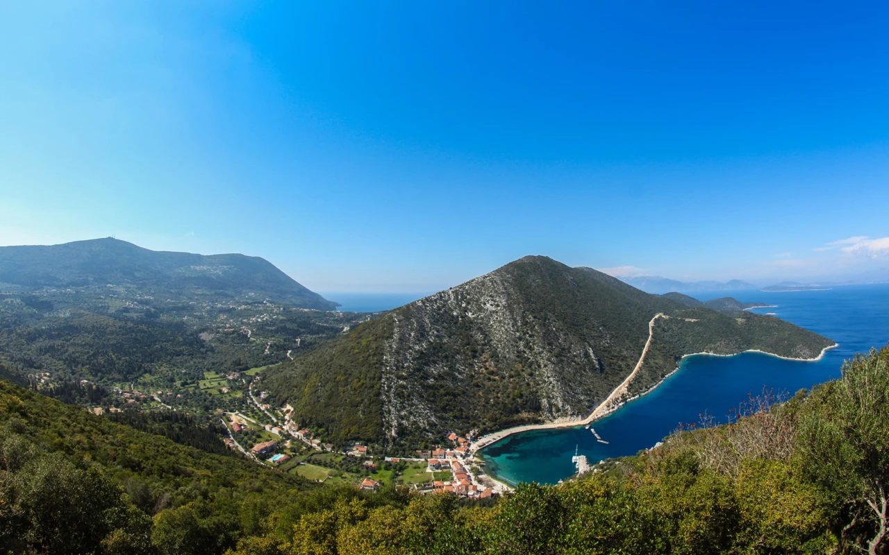 Λόφοι και παραθαλάσσιος οικισμός