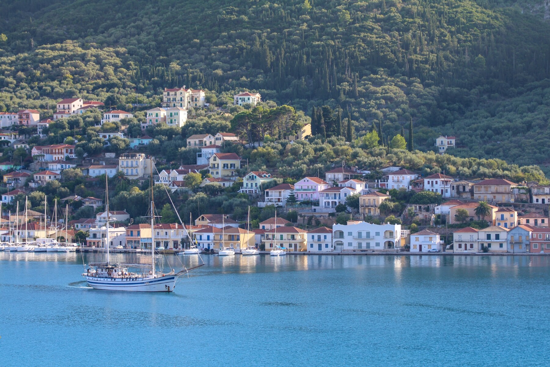 Το λιμάνι και τα σπίτια στο Βαθύ